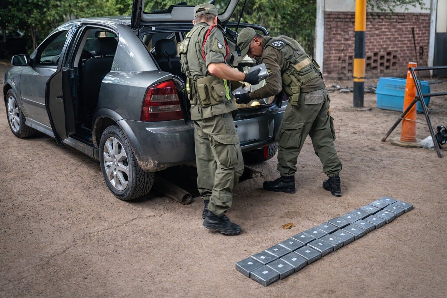 Aguaray: detuvieron a una pareja que viajaba con su hija y llevaba 23 kilos de cocaína en el auto